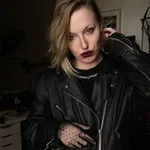 Аватар канала девица с птицей