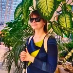 Аватар канала Елена Сичкар. Копирайтер в чёрных очках
