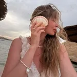Аватар канала целую, пока
