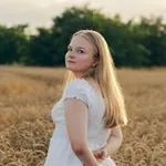Аватар канала унусуал Ксен и её английский